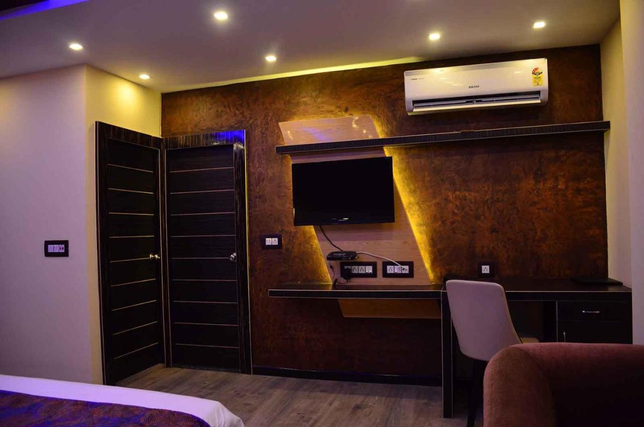 Dolphin Chocolate Inn Chandannagar Екстериор снимка