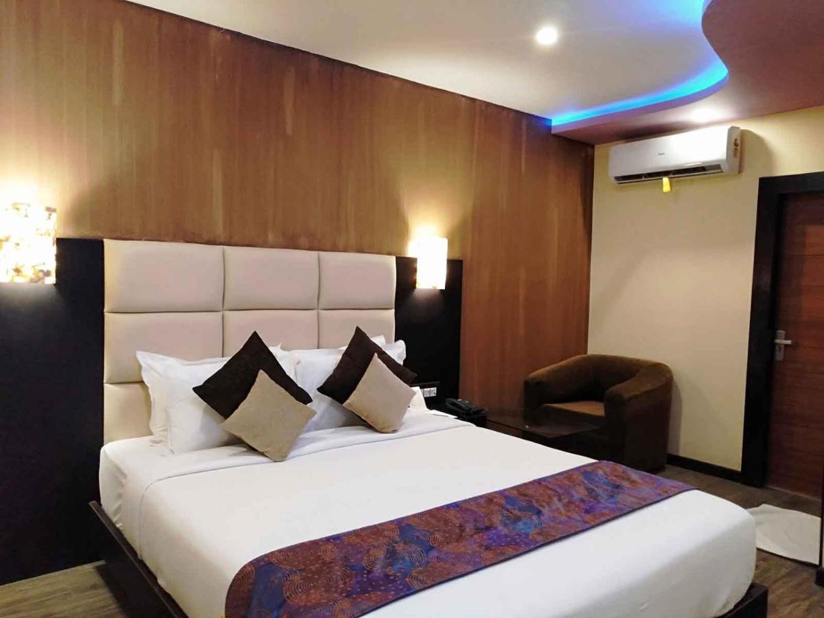 Dolphin Chocolate Inn Chandannagar Екстериор снимка