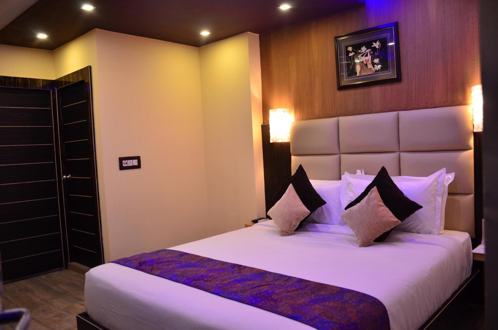 Dolphin Chocolate Inn Chandannagar Екстериор снимка
