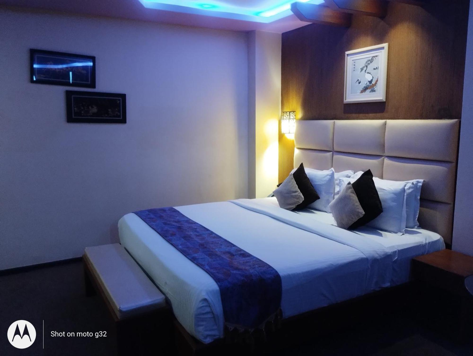 Dolphin Chocolate Inn Chandannagar Екстериор снимка