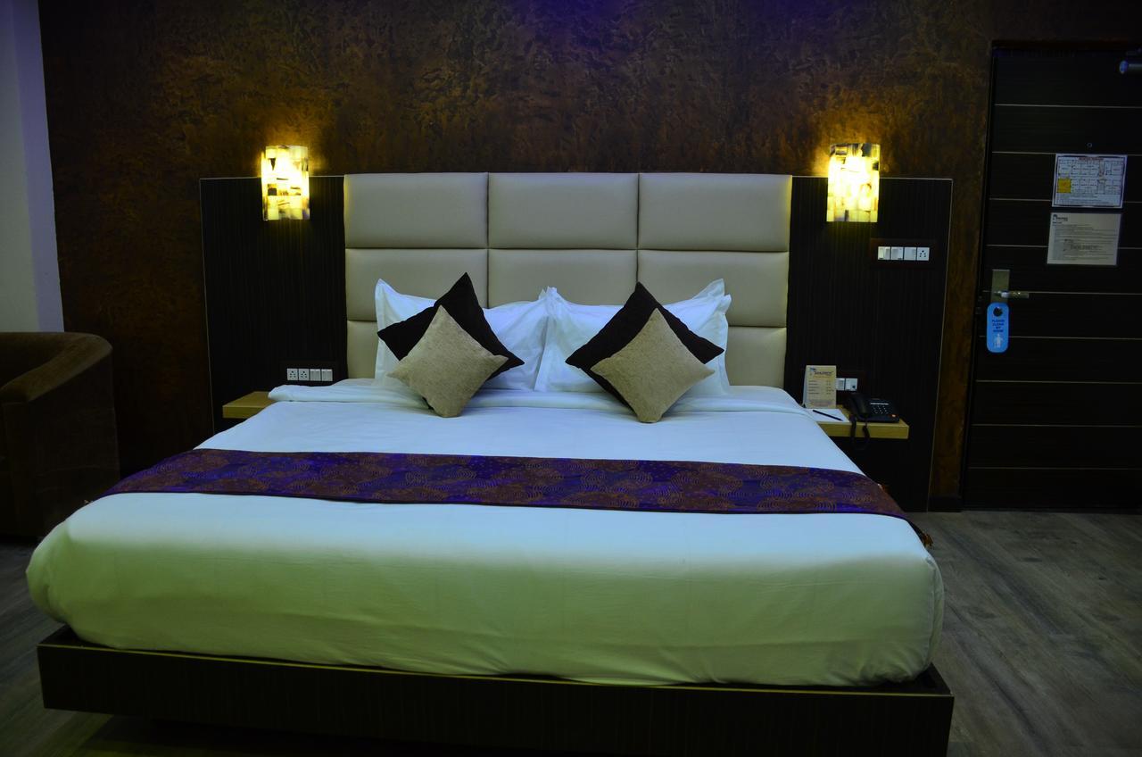 Dolphin Chocolate Inn Chandannagar Екстериор снимка
