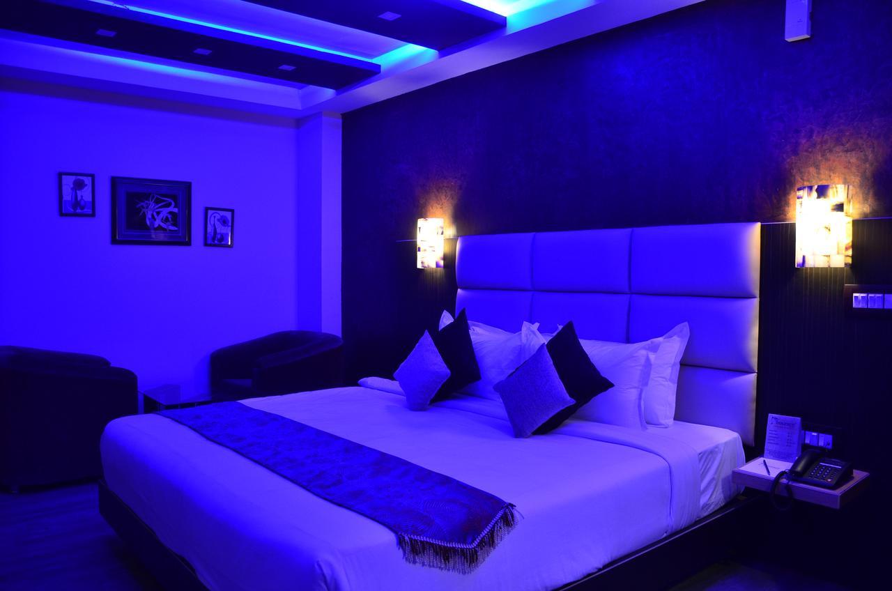 Dolphin Chocolate Inn Chandannagar Екстериор снимка